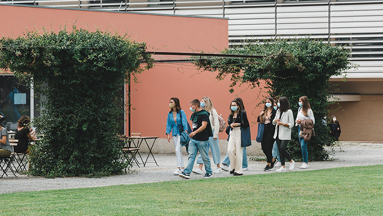 Alunos a andar perto da CPBS